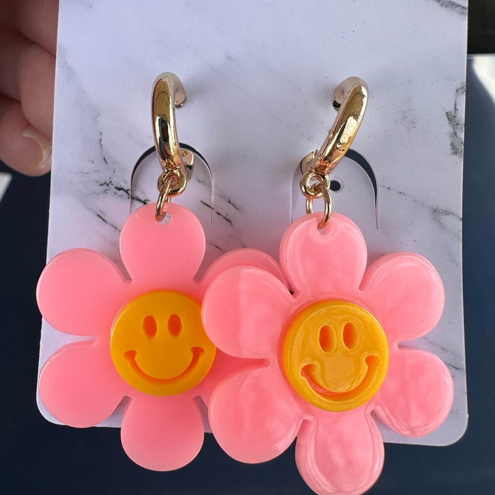 Smiley Daisy Earrings - Picture 4 of 4